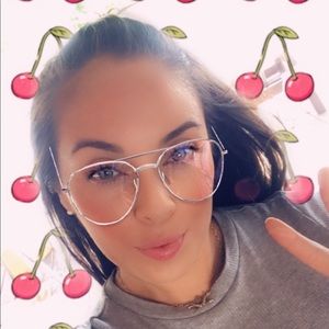 Meet your Posher, Claudia